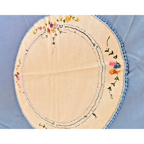 Vintage Embroidered French knot Floral, Scarf Oval Crochet Edge Floral 1950 - Picture 9 of 15